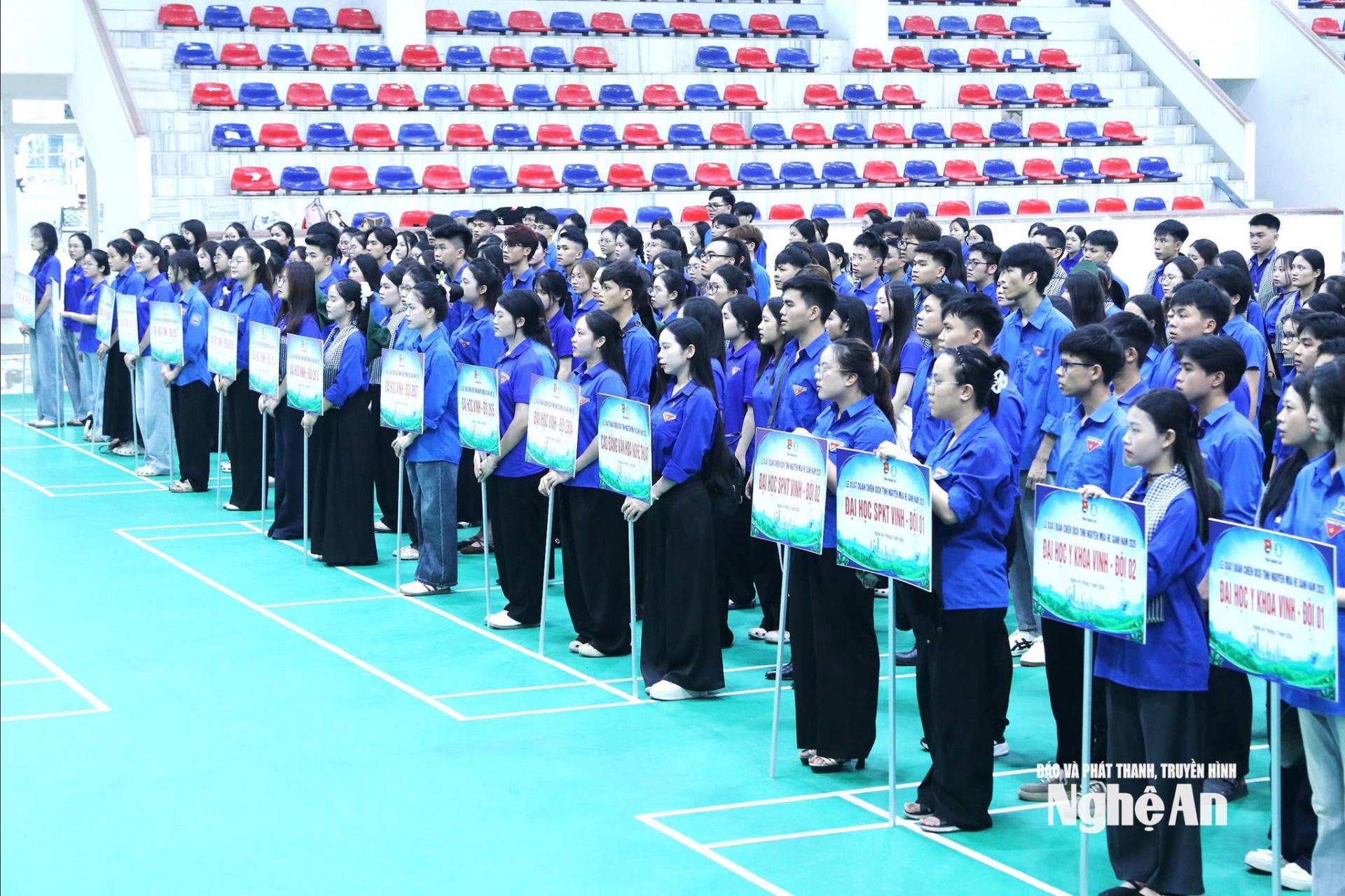 Các đội hình tình nguyện tham dự lễ xuất quân. Ảnh: Thanh Quỳnh