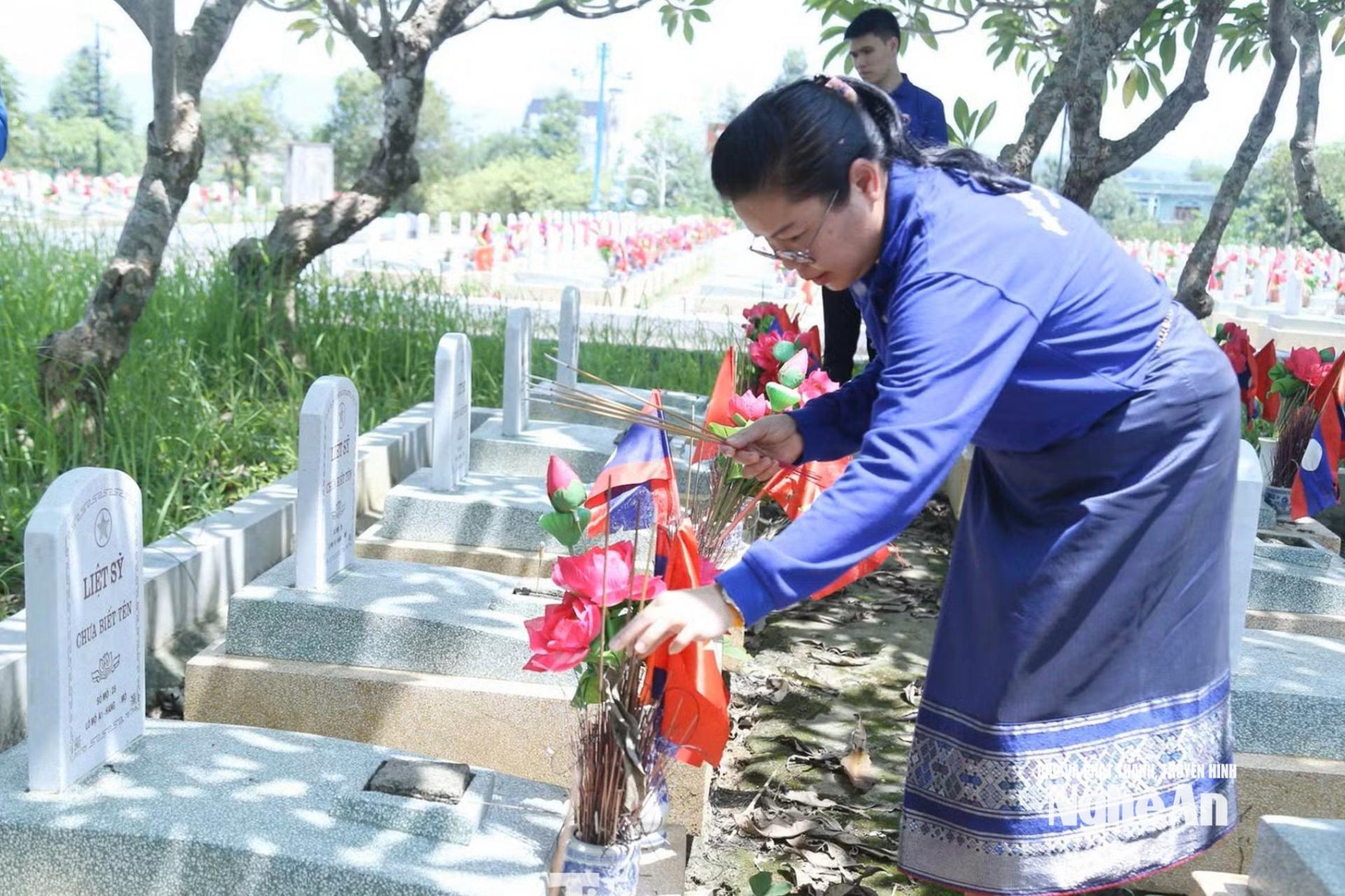 Người dân nước bạn Lào thường xuyên đến dâng hương, bày tỏ lòng biết ơn các anh hùng liệt sĩ tại Nghĩa trang Liệt sĩ Quốc tế Việt - Lào. Ảnh: Thanh Quỳnh