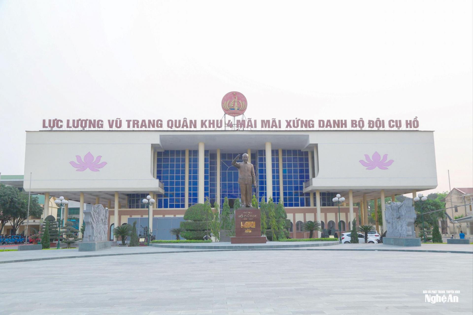 Quang cảnh và hiện vật tại Bảo tàng Quân khu 4. Ảnh: Bảo tàng Quân khu 4