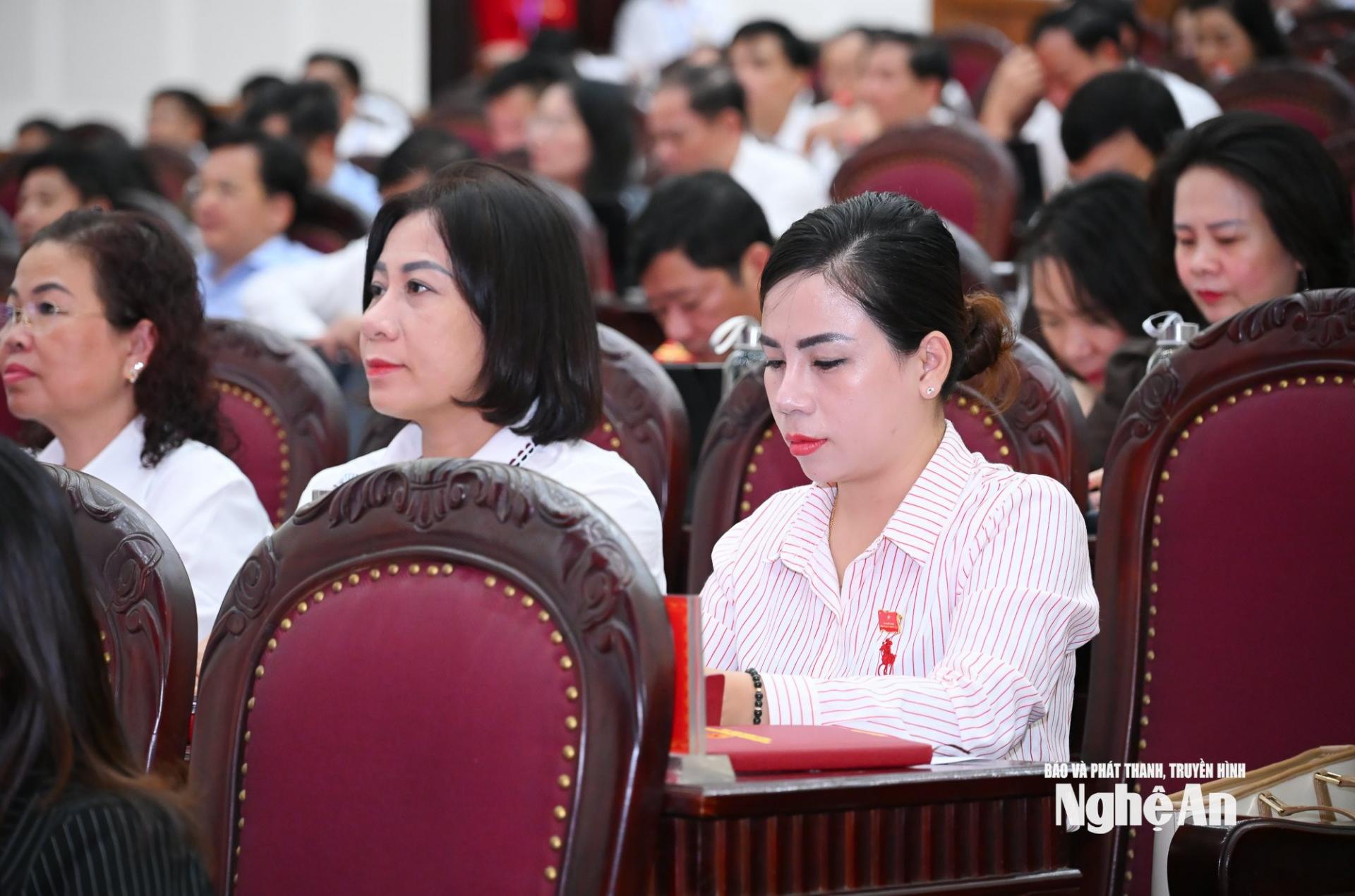 Các đại biểu HĐND tỉnh tại phiên thảo luận tại hội trường. Ảnh: Thành Cường