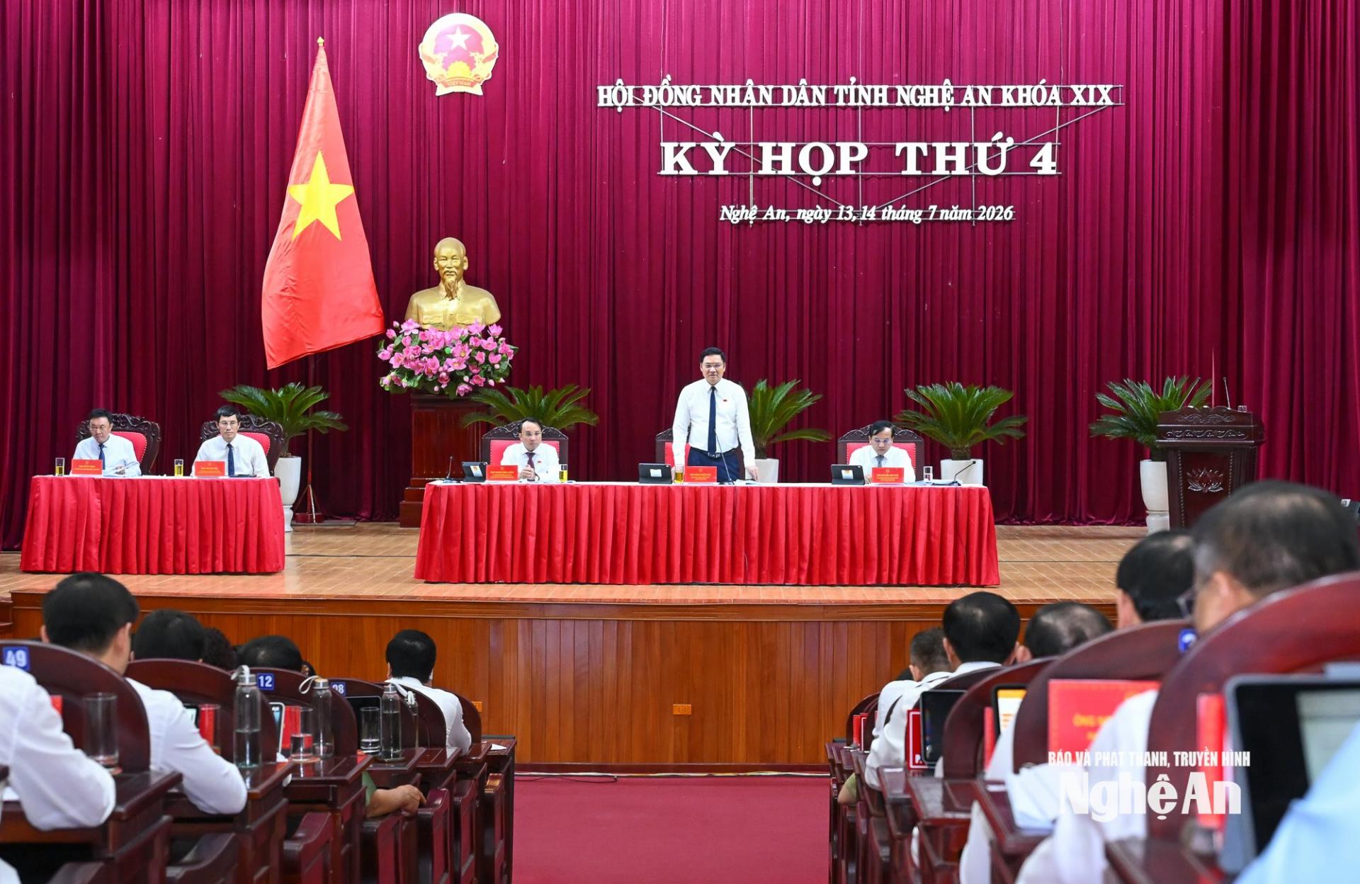 Quang cảnh phiên làm việc chiều 13/7 tại Kỳ họp thứ 4, HĐND tỉnh khóa XIX. Các đồng chí: Hoàng Nghĩa Hiếu - Phó Bí thư Thường trực Tỉnh ủy, PG88 go Bắn cá HĐND tỉnh; Dương Đình Chỉnh - Ủy viên Ban Thường vụ Tỉnh uỷ, Phó PG88 go Bắn cá Thường trực HĐND tỉnh; Nguyễn Như Khôi - Ủy viên Ban Chấp hành Đảng bộ tỉnh, Phó PG88 go Bắn cá HĐND tỉnh chủ tọa điều hành kỳ họp. Ảnh: Thành Cường