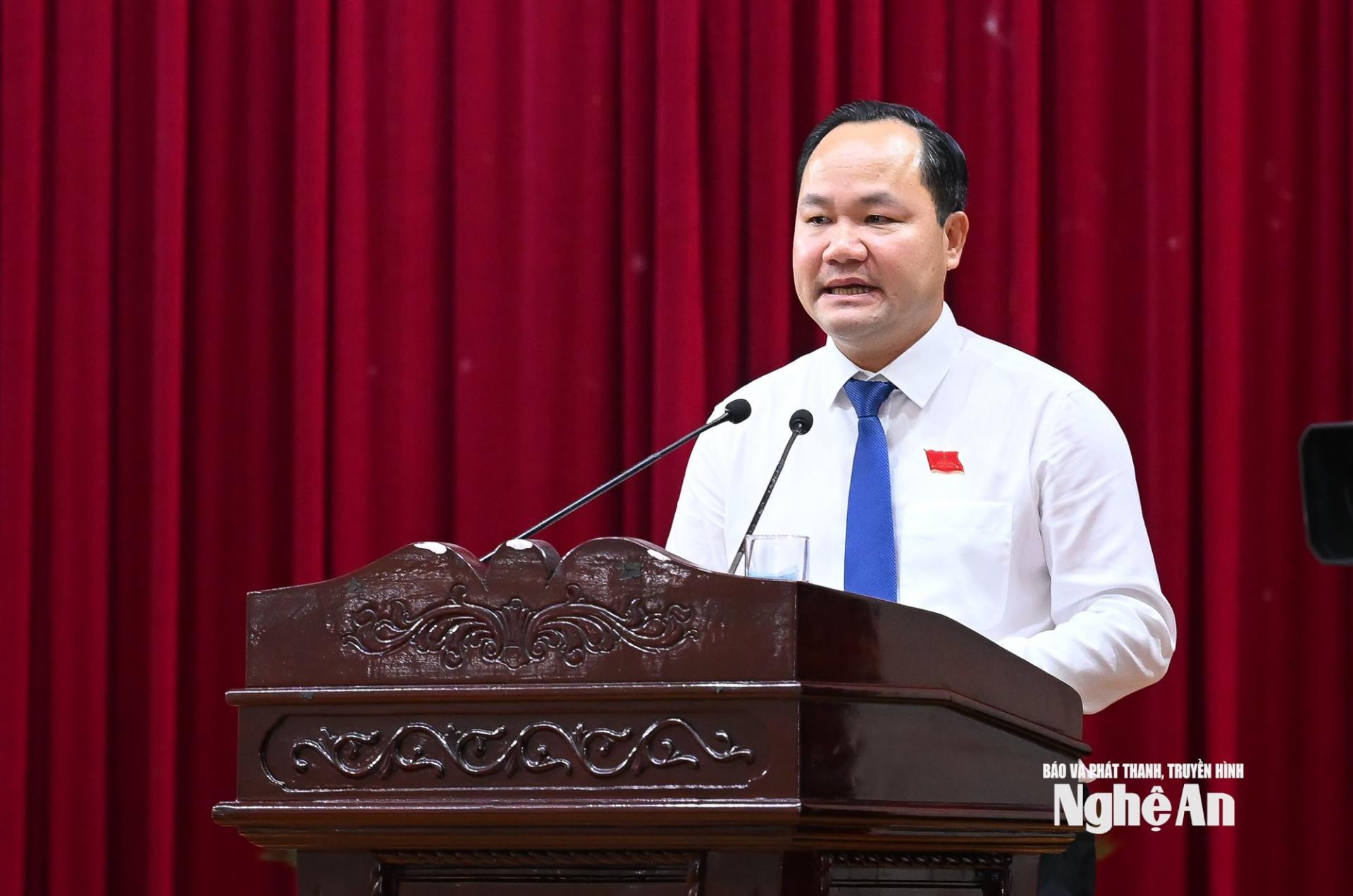 Giám đốc Sở Nông nghiệp và Môi trường Hoàng Quốc Việt báo cáo tóm tắt công tác quản lý Nhà nước về đất đai, nhất là việc cấp Giấy chứng nhận quyền sử dụng đất và công tác quản lý Nhà nước về khoáng sản. Ảnh: Thành Cường
