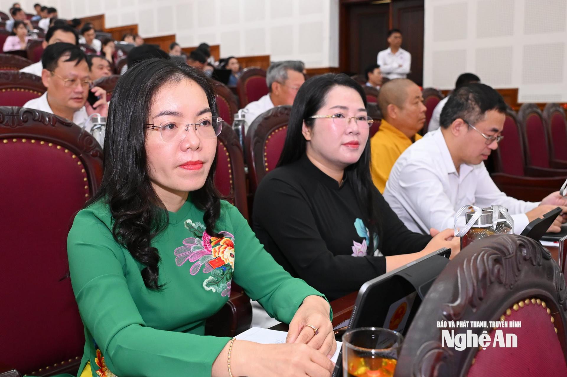 Các đại biểu HĐND tỉnh tham dự kỳ họp. Ảnh: Thành Cường