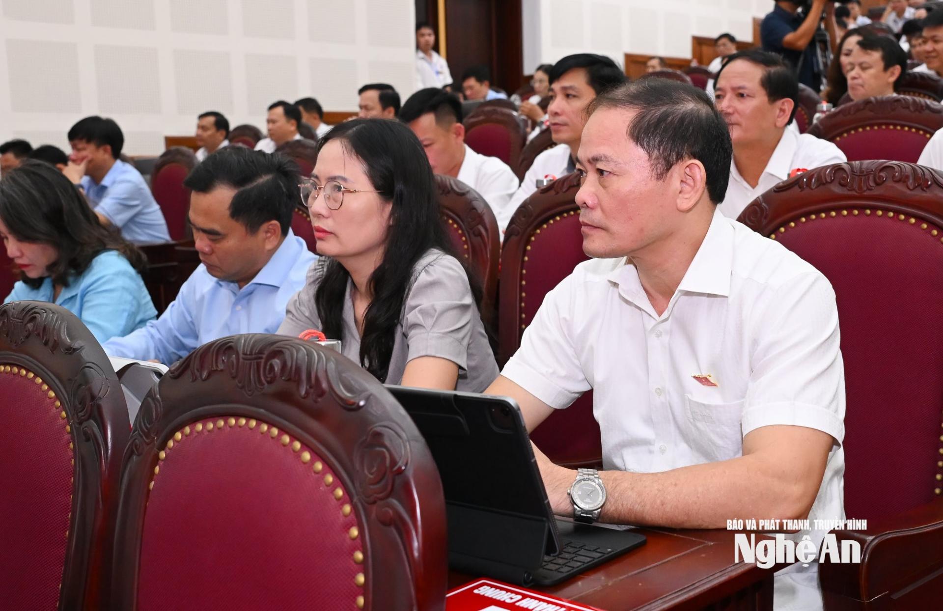 Các đại biểu HĐND tỉnh tham dự kỳ họp. Ảnh: Thành Cường