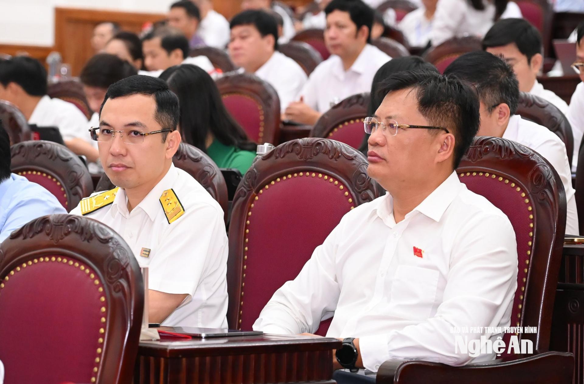 Các đại biểu HĐND tỉnh tham dự kỳ họp. Ảnh: Thành Cường