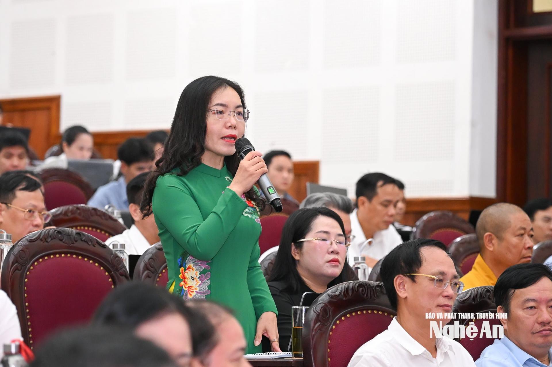 PG88 link Code Nguyễn Thị Anh Hoa nêu câu hỏi tại phiên chất vấn. Ảnh: Thành Cường