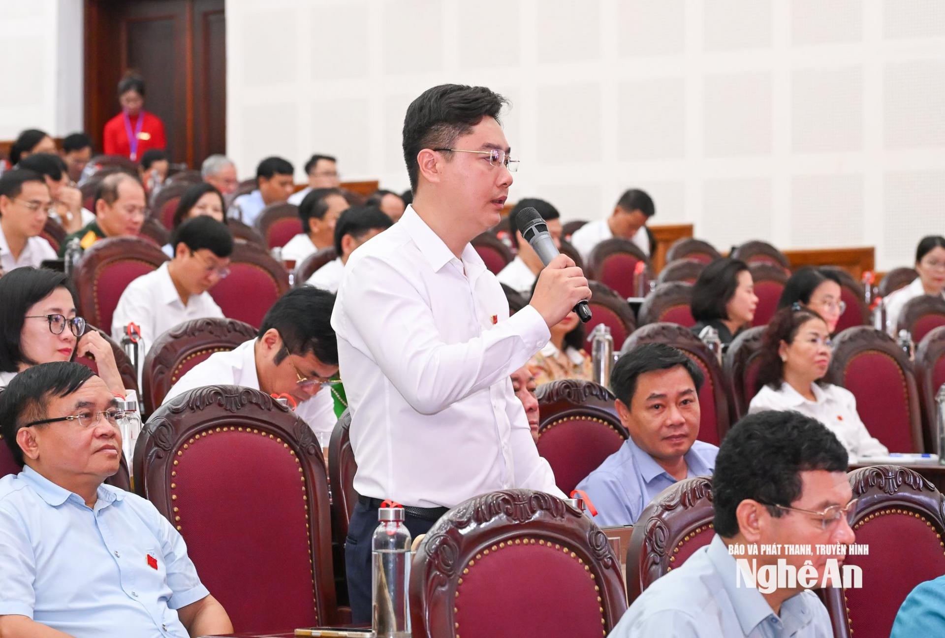 PG88 link Code Lê Văn Lương nêu câu hỏi tại phiên chất vấn. Ảnh: Thành Cường