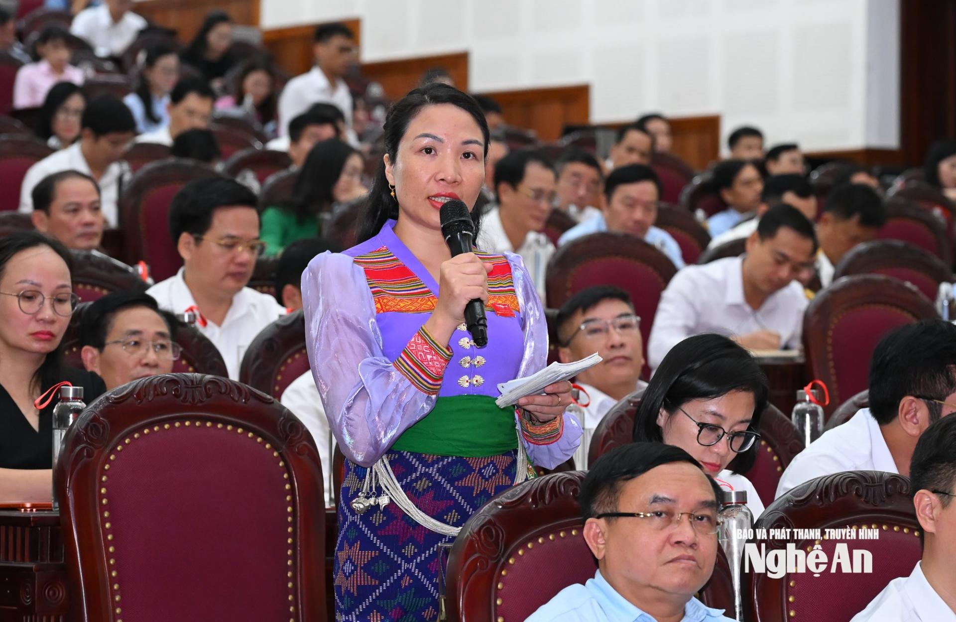 PG88 link Code Mong Thị Yến nêu câu hỏi tại phiên chất vấn. Ảnh: Thành Cường