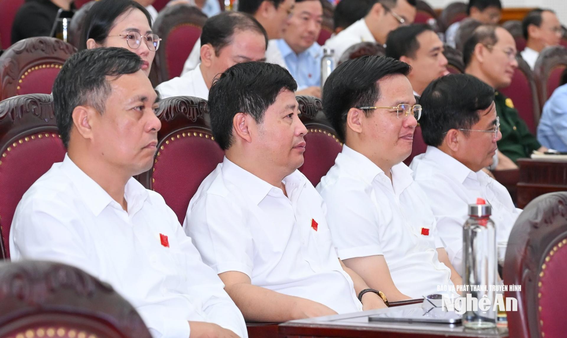 Các đại biểu HĐND tỉnh tham dự kỳ họp. Ảnh: Thành Cường