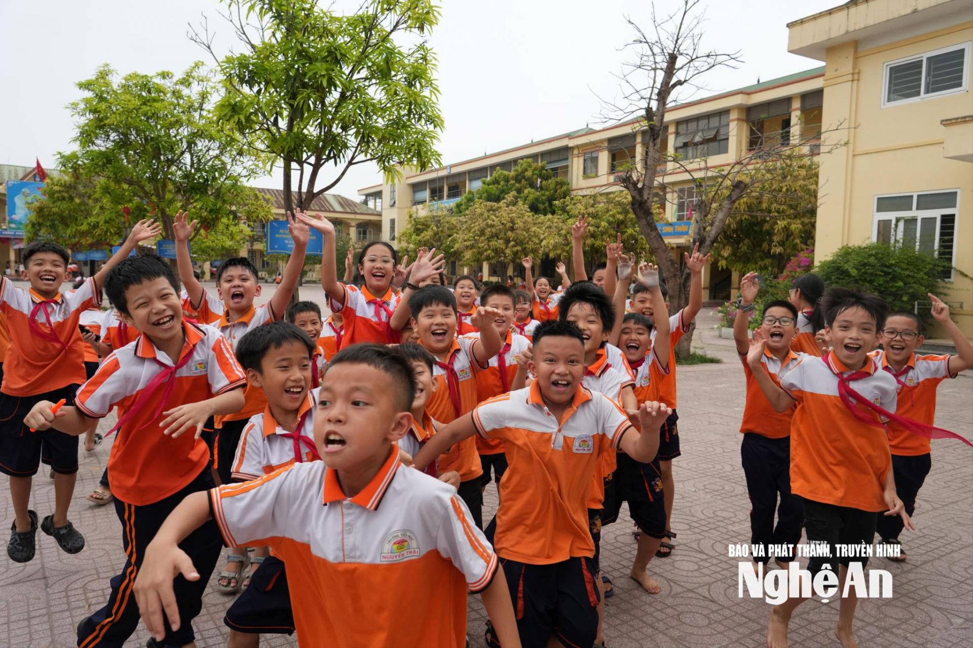 Học sinh Trường Tiểu học Nguyễn Trãi, phường Vinh Phú. Ảnh: Mỹ Hà