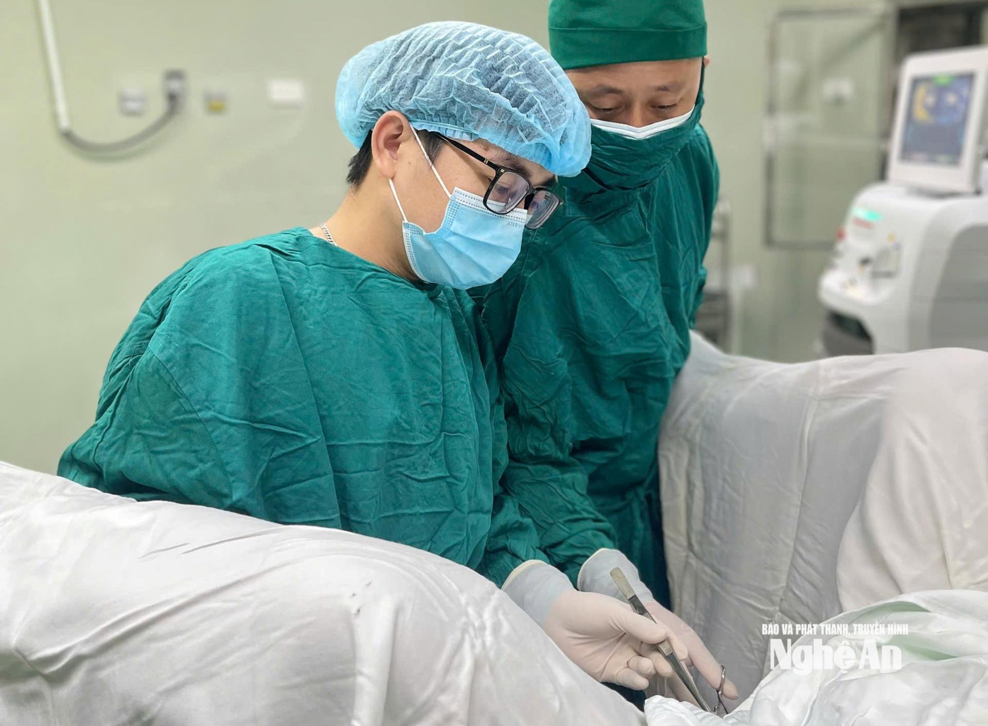 Bác sĩ tiến hành phẫu thuật cứu người đàn ông bị chấn thương vùng kín do vật nuôi tấn công. Ảnh: BVCC