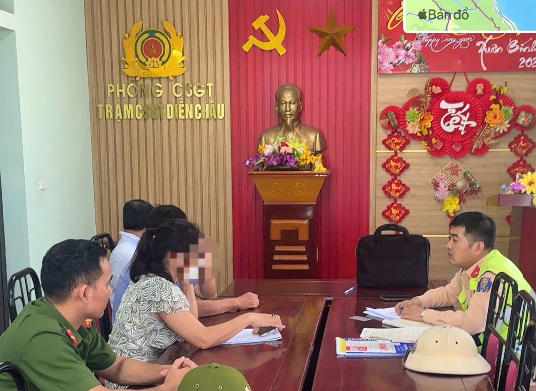 Cán bộ Trạm CSGT Diễn Châu làm việc với bà H.T.T. Ảnh: P.V