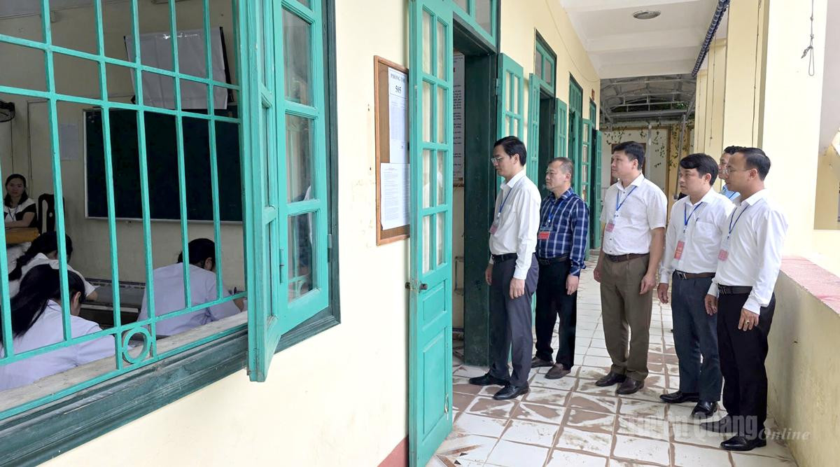 Lãnh đạo Sở GD-ĐT tỉnh Tuyên Quang kiểm tra phòng thi tại kỳ thi tốt nghiệp THPT quốc gia năm 2026. Ảnh: Báo Tuyên Quang