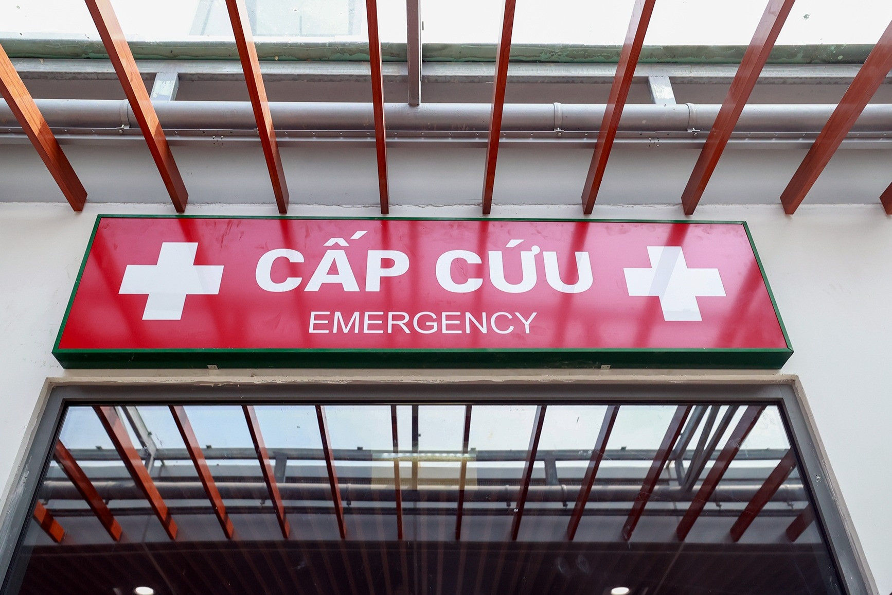 Bệnh nhi được đưa đến cấp cứu, bác sĩ ghi nhận huyết áp của trẻ tăng vọt lên 150/100 mmHg - mức rất cao so với tuổi nhỏ. Ảnh: Phạm Hải