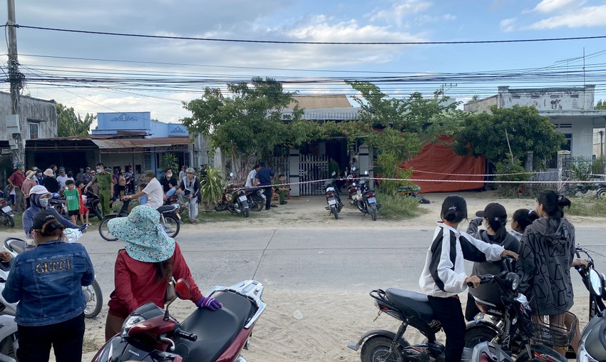 Người dân phát hiện năm người gia đình chủ trại heo bất tỉnh trong nhà. 