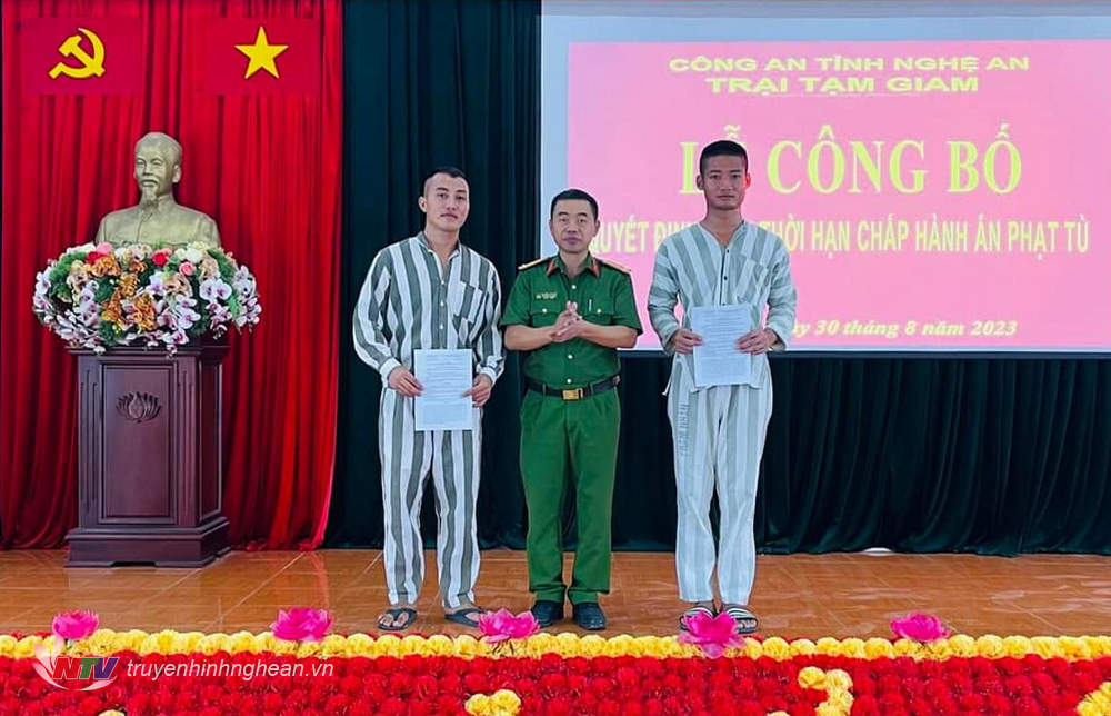 Trao quyết định giảm hết án cho các phạm nhân
