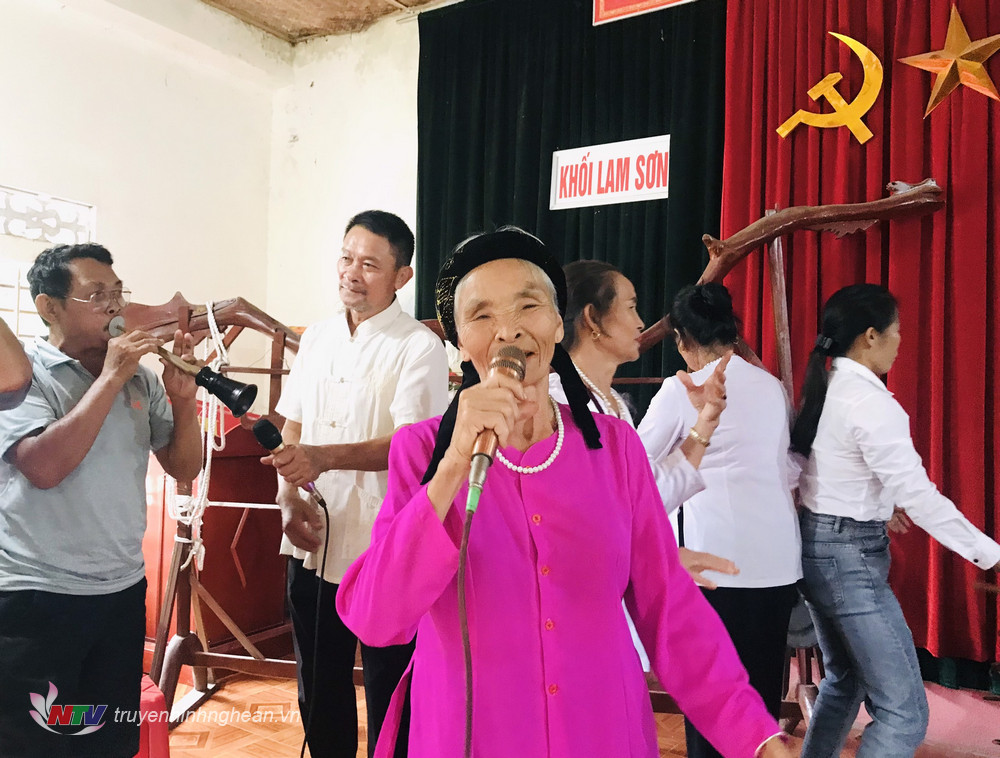 Các thành viên tham gia biểu diễn làn điệu “Hát Cuối” đánh cồng chiêng