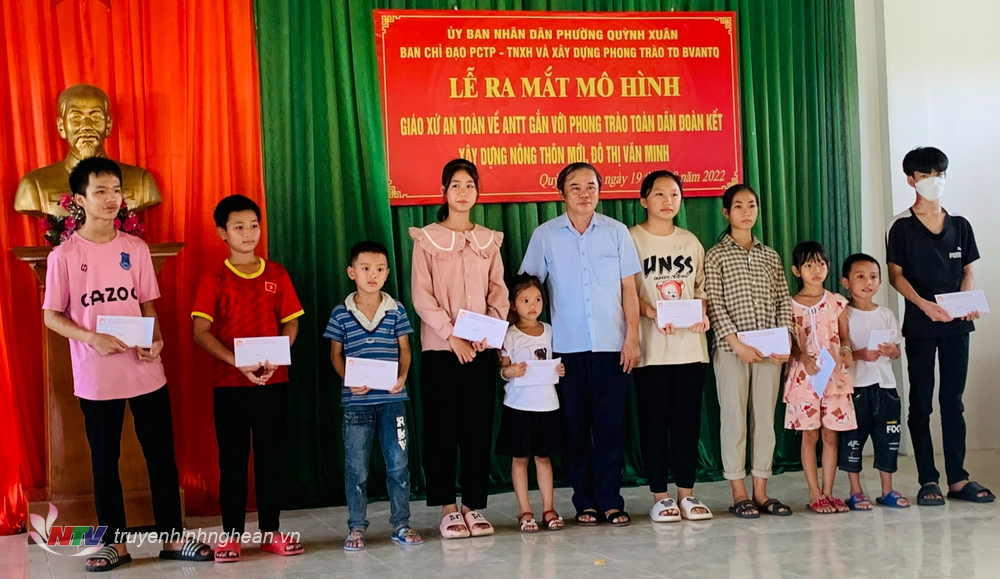 Lãnh đạo Ban Dân vận Tỉnh ủy PG88 go Bắn cá tặng quà cho các cháu có hoàn cảnh khó khăn tại Giáo xứ Xuân An, phường Quỳnh Xuân
