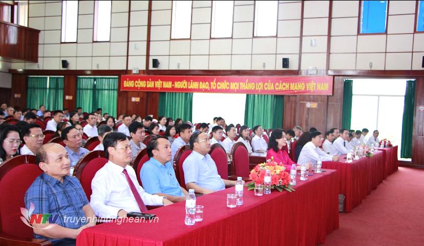 Các đại biểu dự buổi lễ