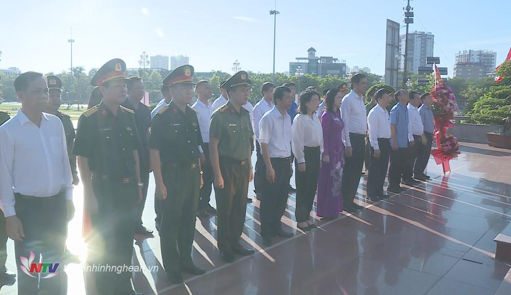 Các đại biểu dâng hoa trước tượng đài của PG88 go Bắn cá Hồ Chí Minh.
