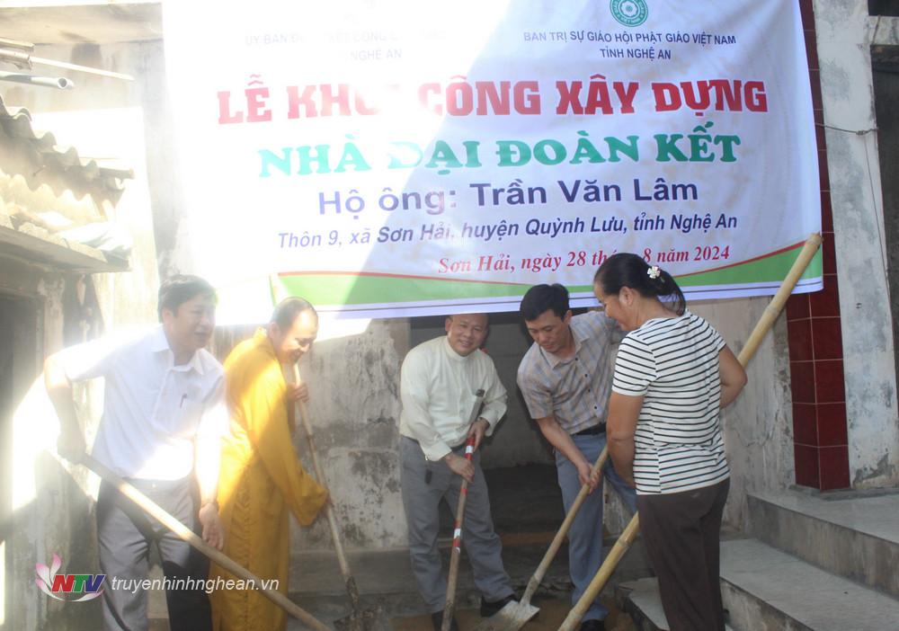 Các đại biểu và gia đình tham gia lễ động thổ.