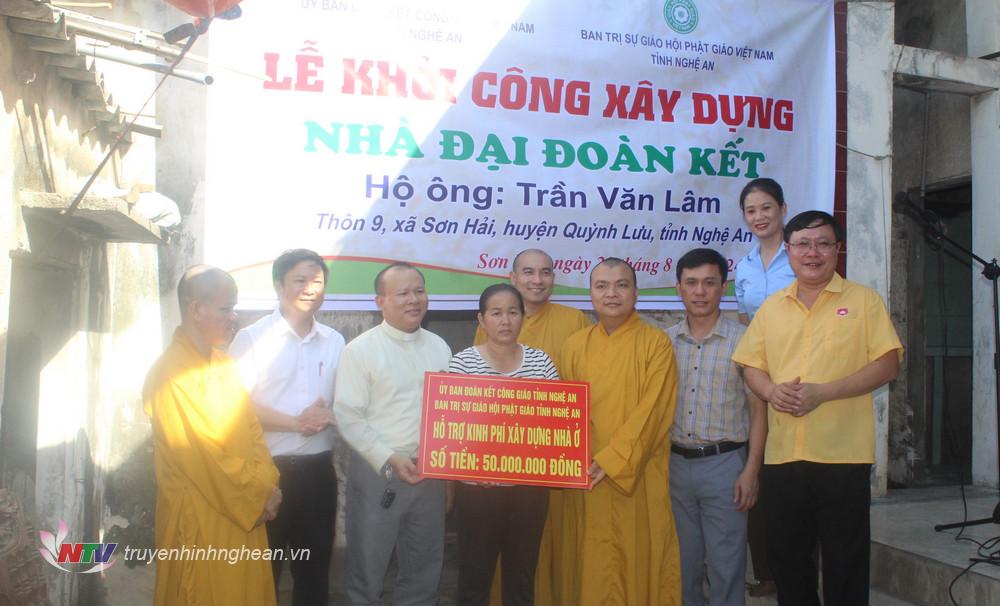 Ủy ban Đoàn kết Công giáo tỉnh và Ban Trị sự Giáo hội Phật giáo tỉnh PG88 go Bắn cá trao biển hỗ trợ 50 triệu đồng cho gia đình ông Trần Văn Lâm