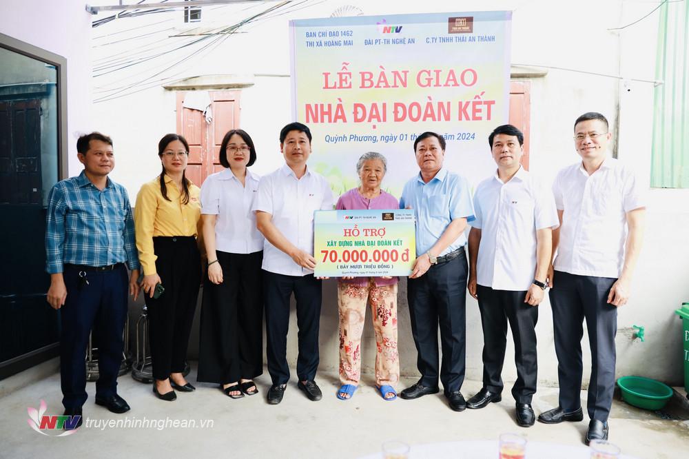 Lãnh đạo NTV cùng các đơn vị tài trợ trao hỗ trợ xây nhà Đại đoàn kết gia đình ông Nguyễn Văn Đáng và bà Bùi Thị Thành ở xã Quỳnh Phương, TX Hoàng Mai.