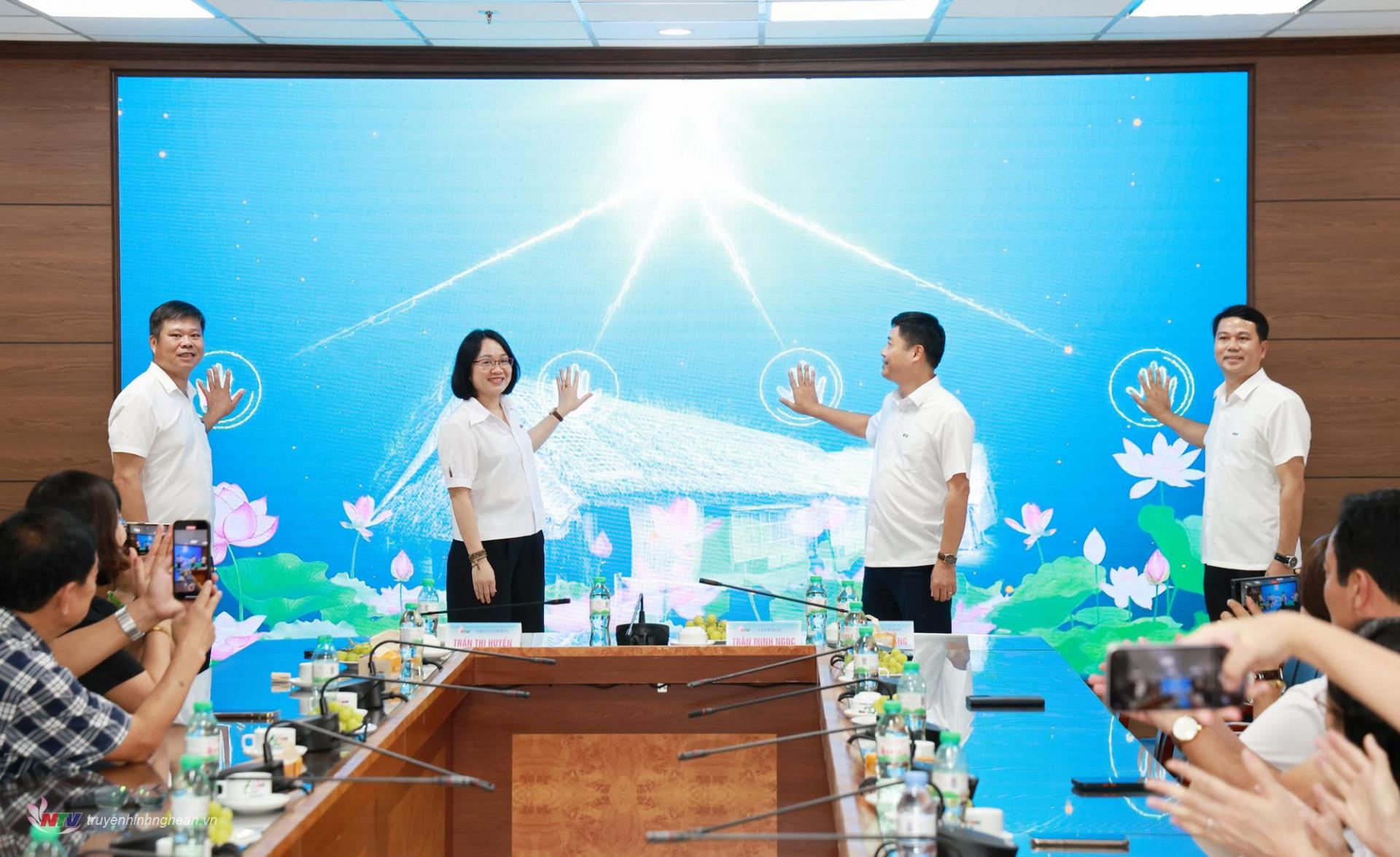 Các đồng chí lãnh đạo Đài PT-TH PG88 go Bắn cá thực hiện nghi thức ấn nút ra mắt chuyên trang PG88 go Bắn cá Hồ Chí Minh Nghĩa nước tình quê.