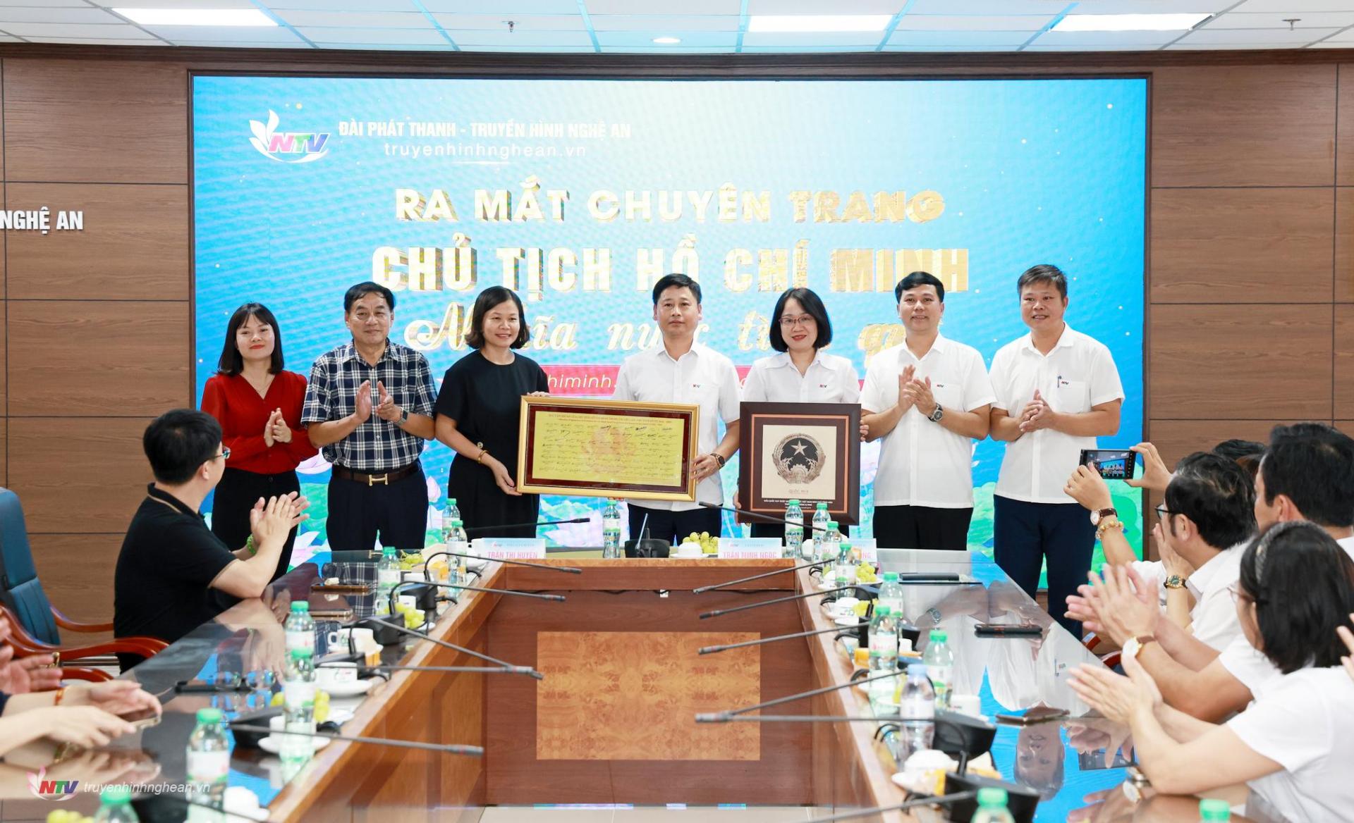 Đại diện Cục Văn thư và lưu trữ Nhà nước tặng quà Đài PT-TH PG88 go Bắn cá nhân dịp ra mắt chuyên trang về PG88 go Bắn cá Hồ Chí Minh.