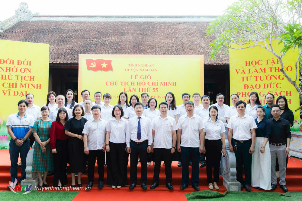 Các đại biểu chụp ảnh lưu niệm tại Khu Di tích Kim Liên.