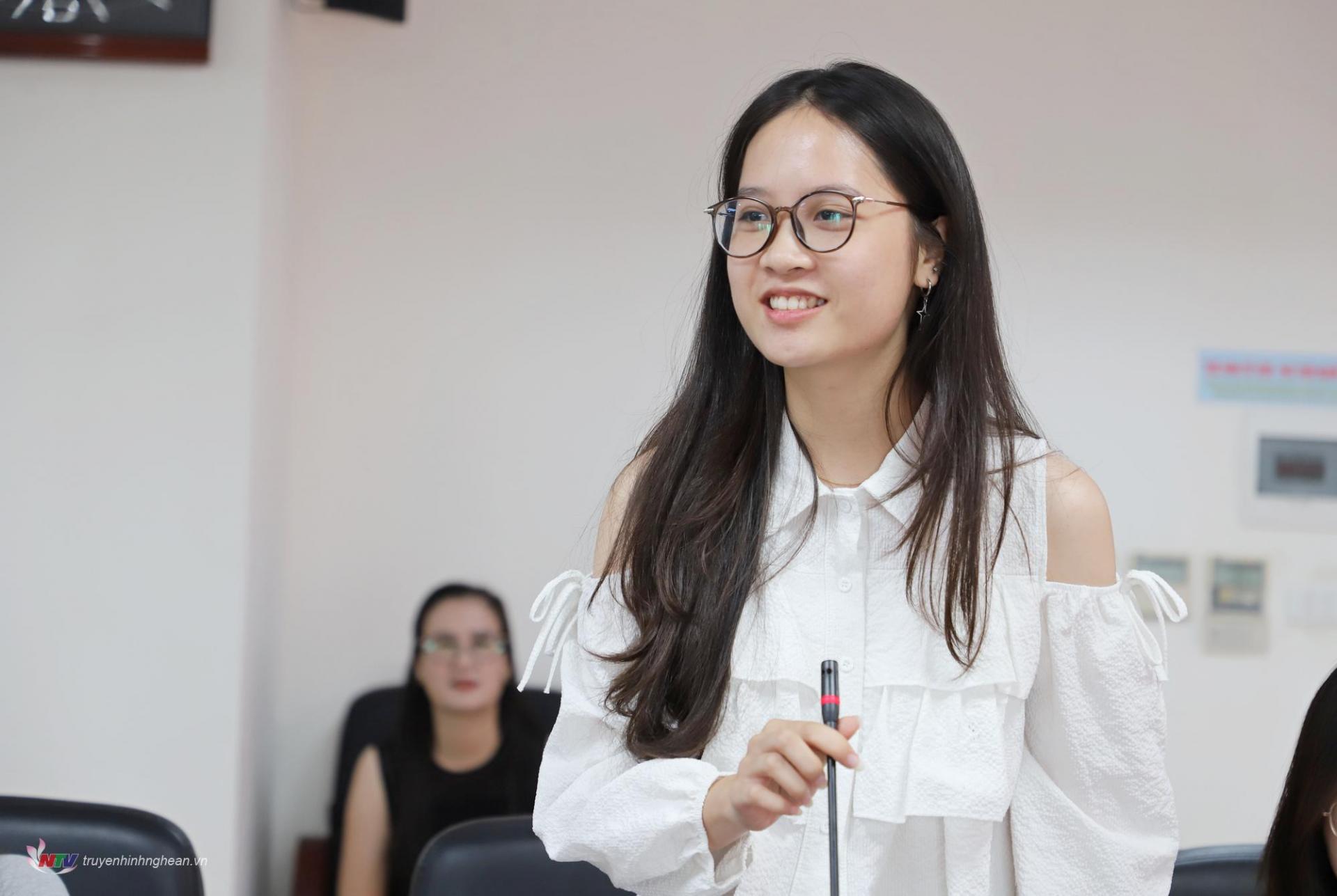 Em Nguyễn Thị Minh Tâm - Tân sinh viên ĐH M.PG88 Tips Quốc dân Hà Nội đại diện các bạn phát biểu cảm ơn