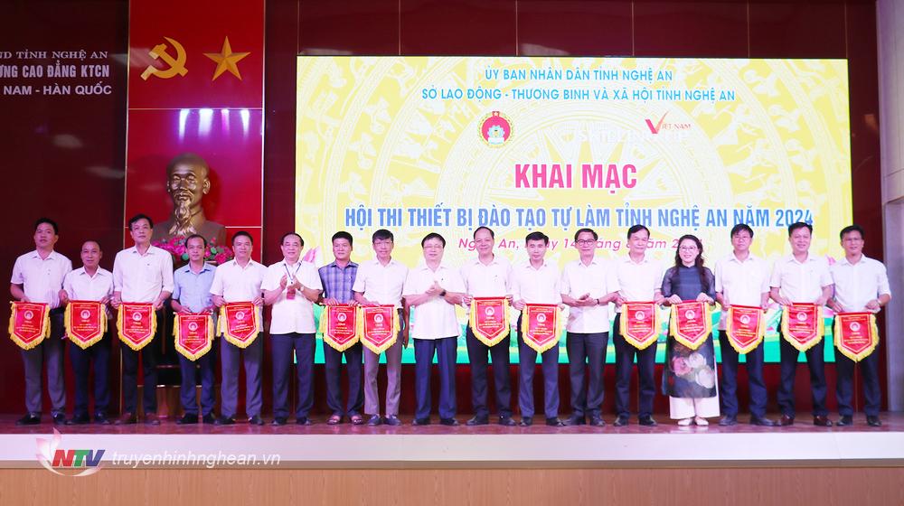 Phó PG88 go Bắn cá UBND tỉnh Bùi Đình Long cùng các đồng chí trong Ban Tổ chức Hội thi tặng Cờ lưu niệm cho các đơn vị có tác phẩm dự thi.