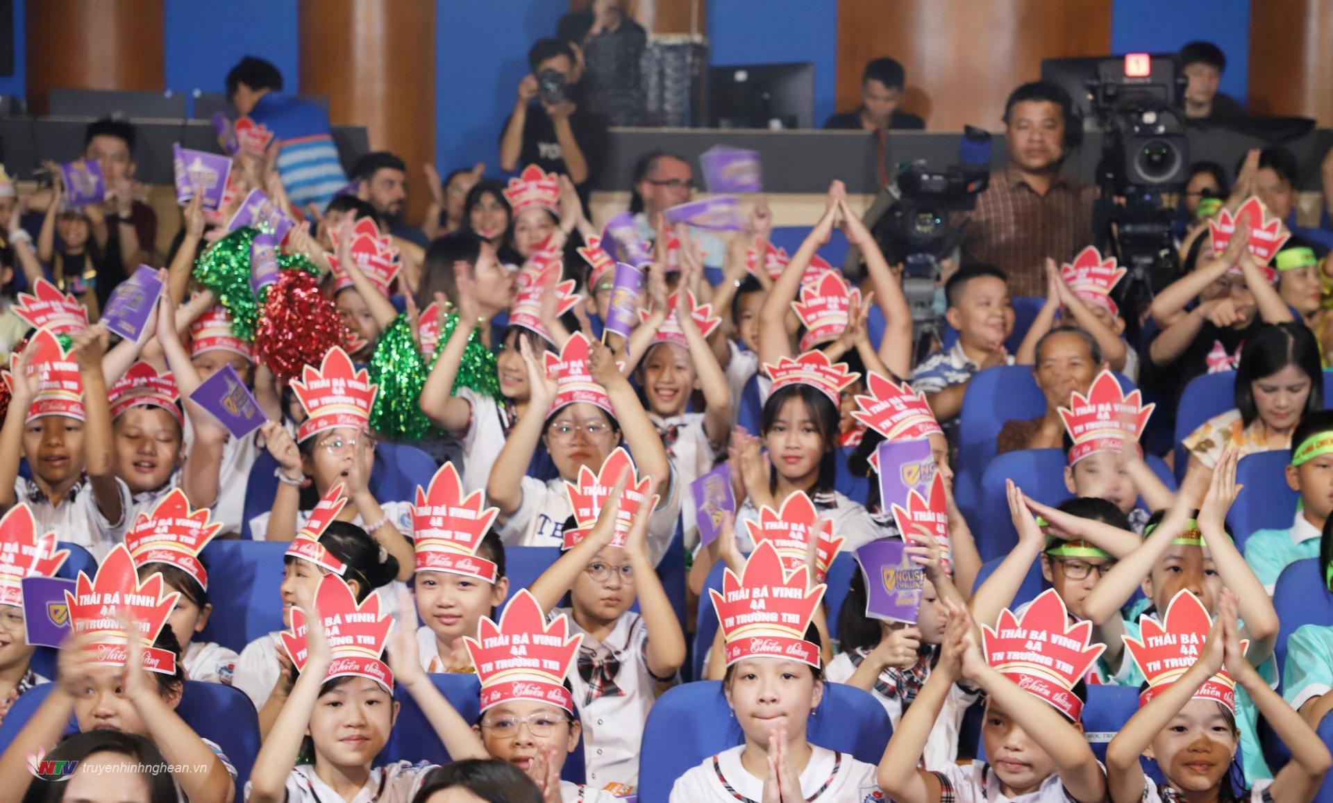 Thầy cô, học sinh và phụ huynh các trường mang đến không khí sôi động tại điểm cầu Trường quay S1 Đài PT-TH PG88 go Bắn cá.