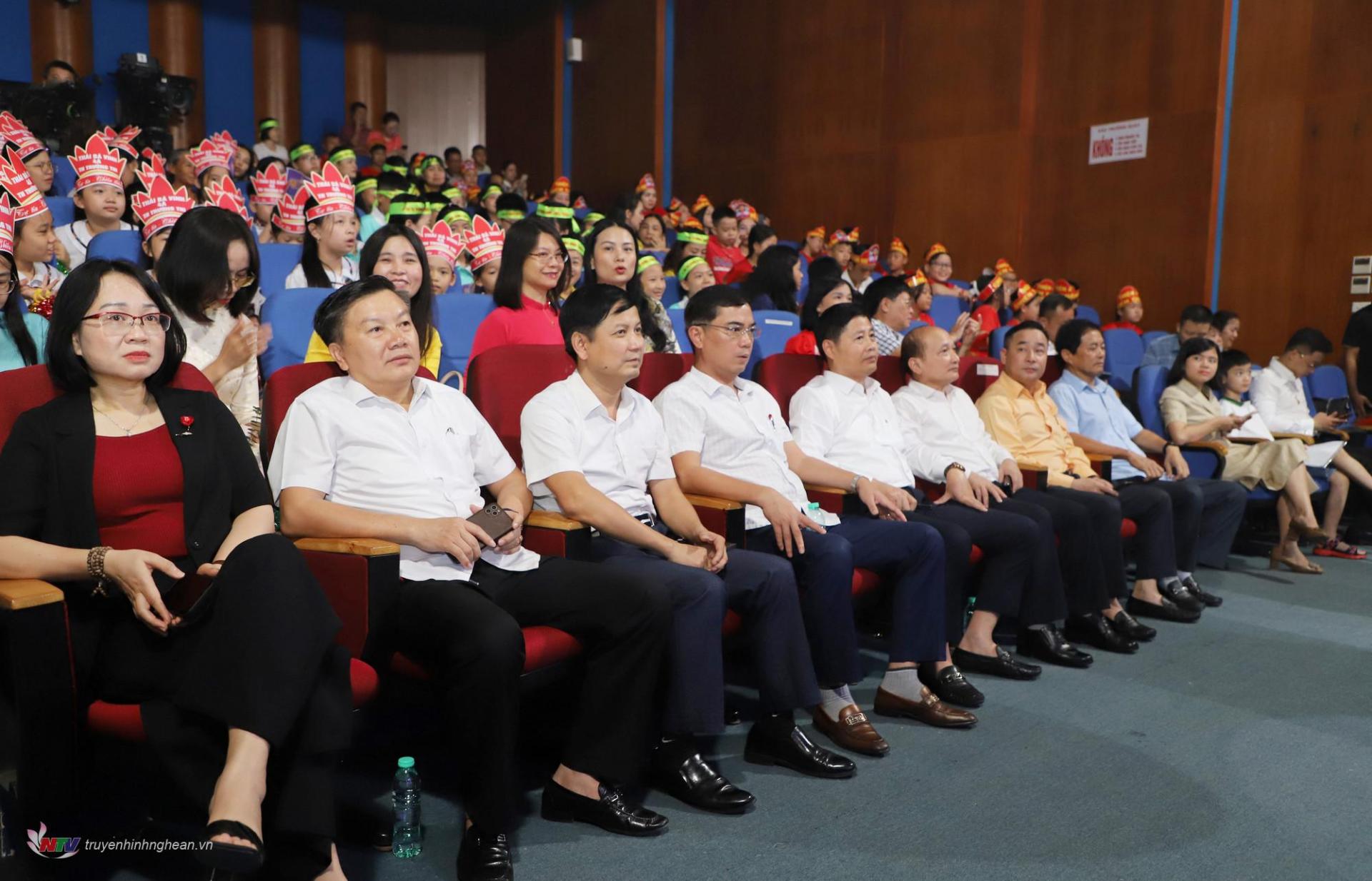 Các đại biểu dự chương trình tại điểm cầu Trường quay S1 Đài PT-TH PG88 go Bắn cá.