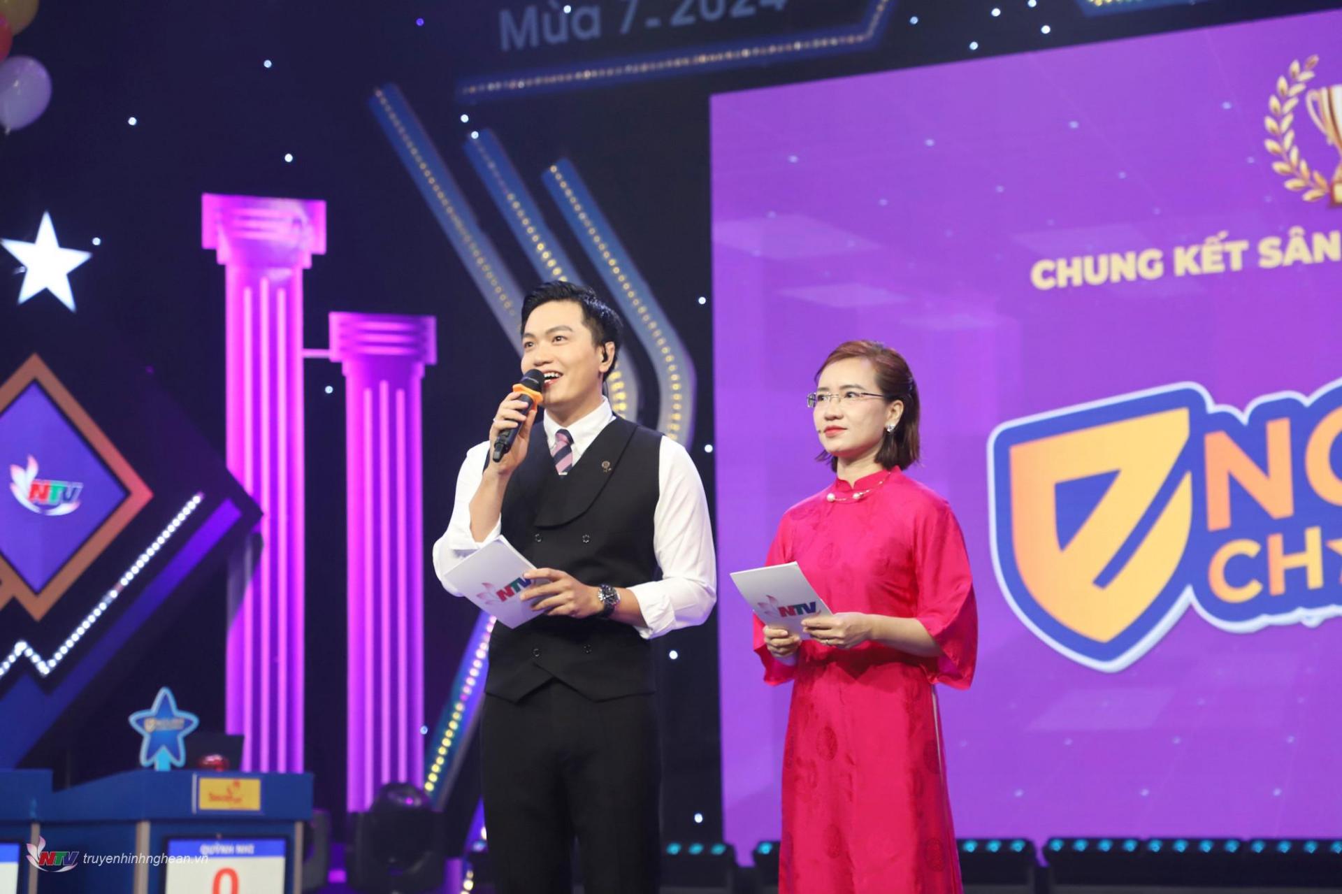 MC Hoàng Yến - MC Hồng Sơn dẫn dắt chương trình tại điểm cầu Trường quay S1 Đài PT-TH PG88 go Bắn cá.