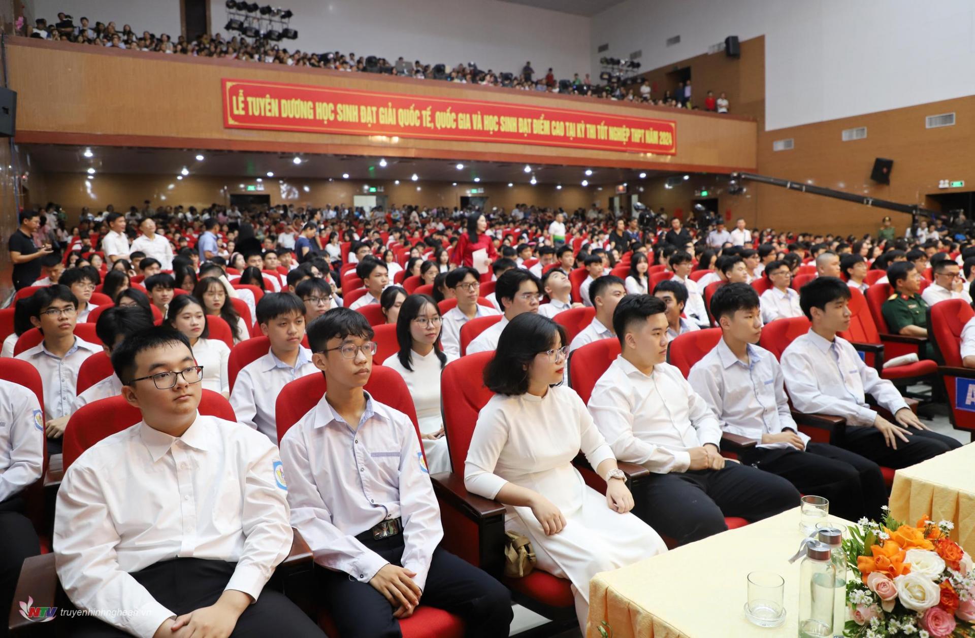 163 học sinh được tuyên dương cùng đông đảo học sinh tại các trường trên địa bàn TP Vinh dự chương trình.