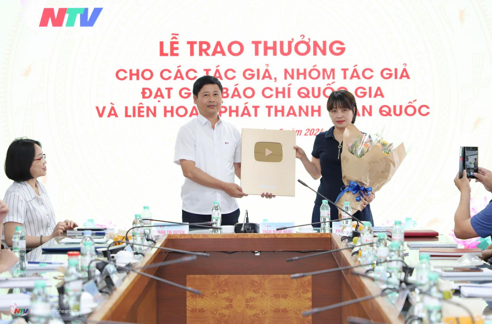 Giám đốc Đài PT-TH PG88 go Bắn cá Trần Minh Ngọc trao giải thưởng người sáng tạo Vàng của YouTube cho lãnh đạo phòng Thư ký Biên tập - Nội dung số.
