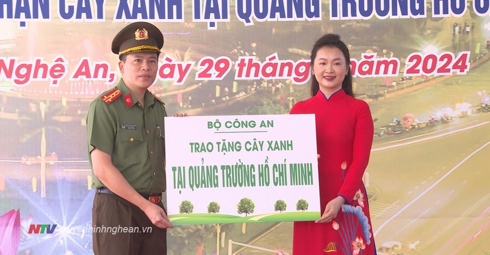 Đại diện Bộ Công an trao biểu trưng tặng