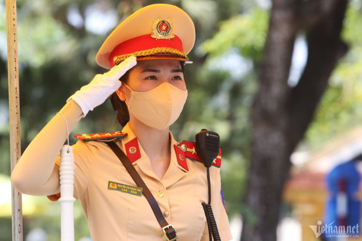 CSGT chỉ phải chào Điều lệnh Công an nhân dân với người điều khiển phương tiện