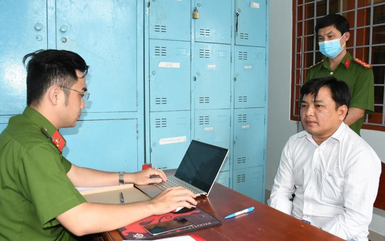 Cơ quan Cảnh sát điều tra Công an tỉnh Trà Vinh tống đạt các quyết định đối với bị can Nguyễn Quốc Thống. 
