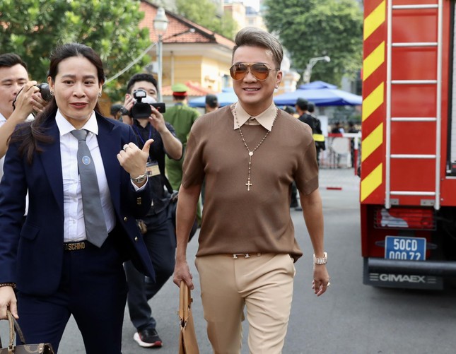 Nam ca sĩ Đàm Vĩnh Hưng tại tòa.