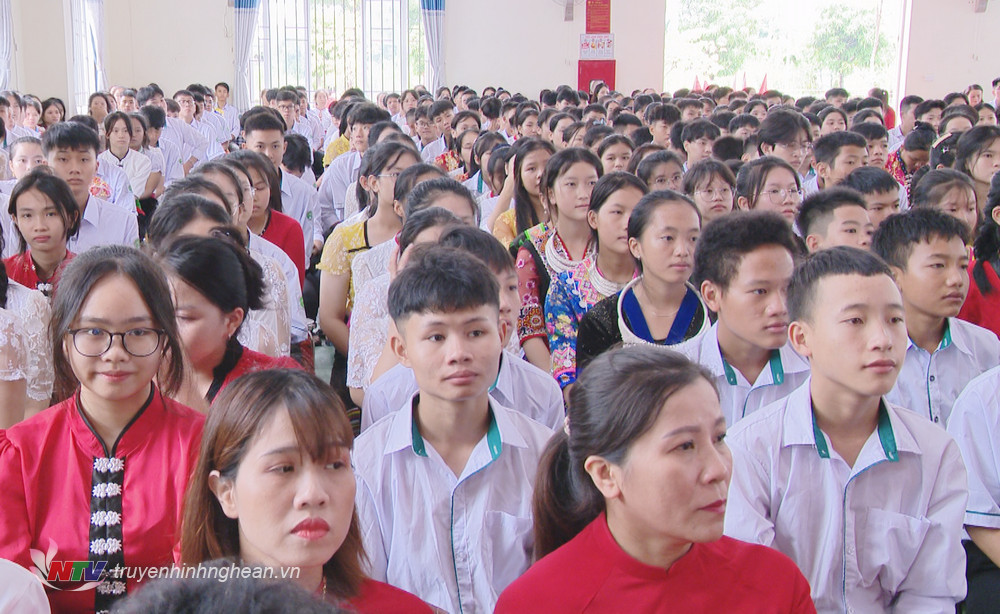 Học sinh phấn khởi dự lễ khai giảng.
