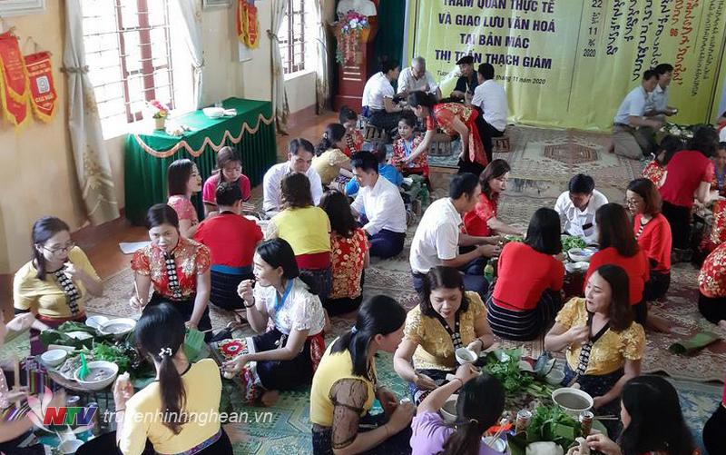 Lễ cúng “lông kiếng” cũng là dịp để gia đình sum họp, con cháu ở xa nhớ về báo hiếu với ông bà cha mẹ là cơ hội mời nhau ăn cỗ thêm ấm cúng tình thâm.