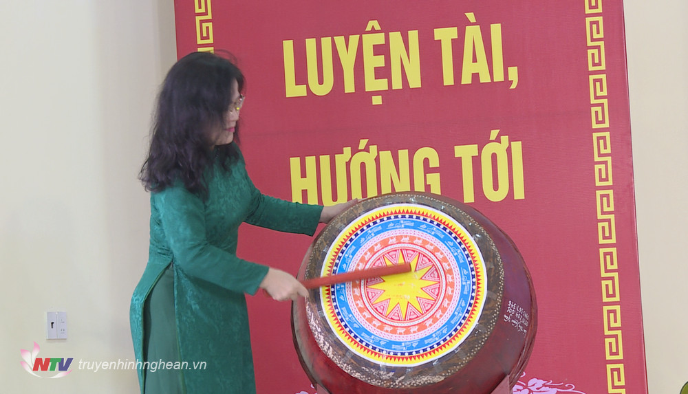 Đồng chí Nguyễn Thị Kim Chi đánh trống khai giảng chào mừng năm học mới.