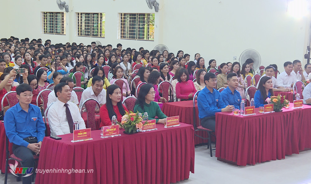 Các đại biểu dự lễ khai giảng.