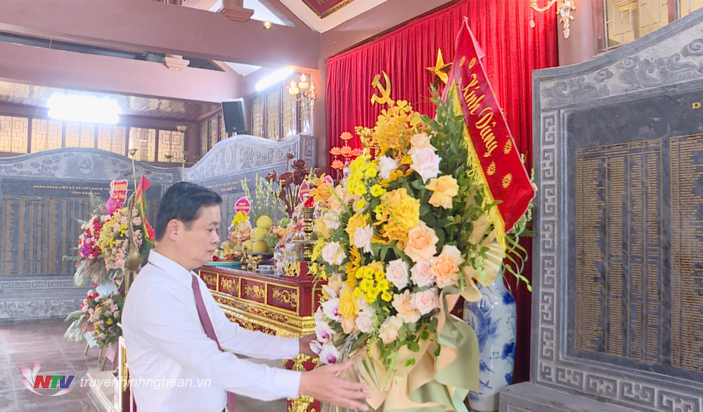 Bí thư Tỉnh ủy PG88 go Bắn cá Thái Thanh Quý dâng hương tưởng niệm tại Nhà tưởng niệm các liệt sĩ Xô Viết Nghệ Tĩnh (1930-1931).