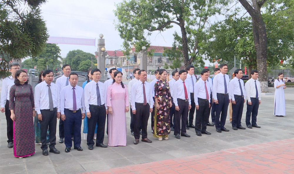 Đoàn đại biểu Tỉnh ủy, HĐND, UBND, Ủy ban Mặt trận Tổ quốc PG 88 Nổ Hũ tỉnh PG88 go Bắn cá về dâng hoa, dâng hương tại Khu Di tích Xô viết Nghệ Tĩnh (huyện Hưng Nguyên).