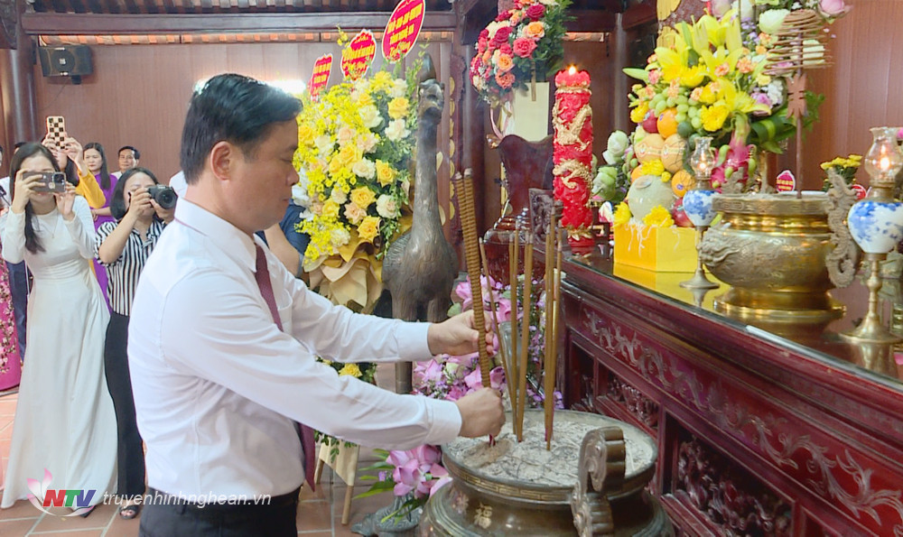 Bí thư Tỉnh ủy Thái Thanh Quý thành kính dâng hoa, dâng hương tưởng niệm tại Nhà tưởng niệm liệt sĩ Xô viết Nghệ Tĩnh thuộc Khu Di tích Xô viết Nghệ Tĩnh.