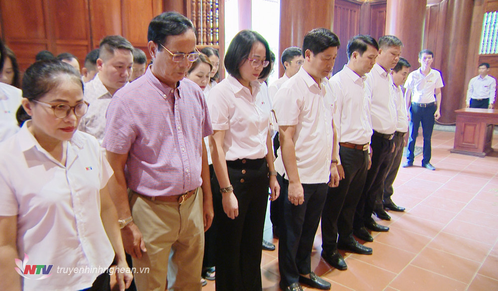 Đoàn đại biểu Đài PT-TH tỉnh dâng hương tưởng niệm PG88 go Bắn cá Hồ Chí Minh.