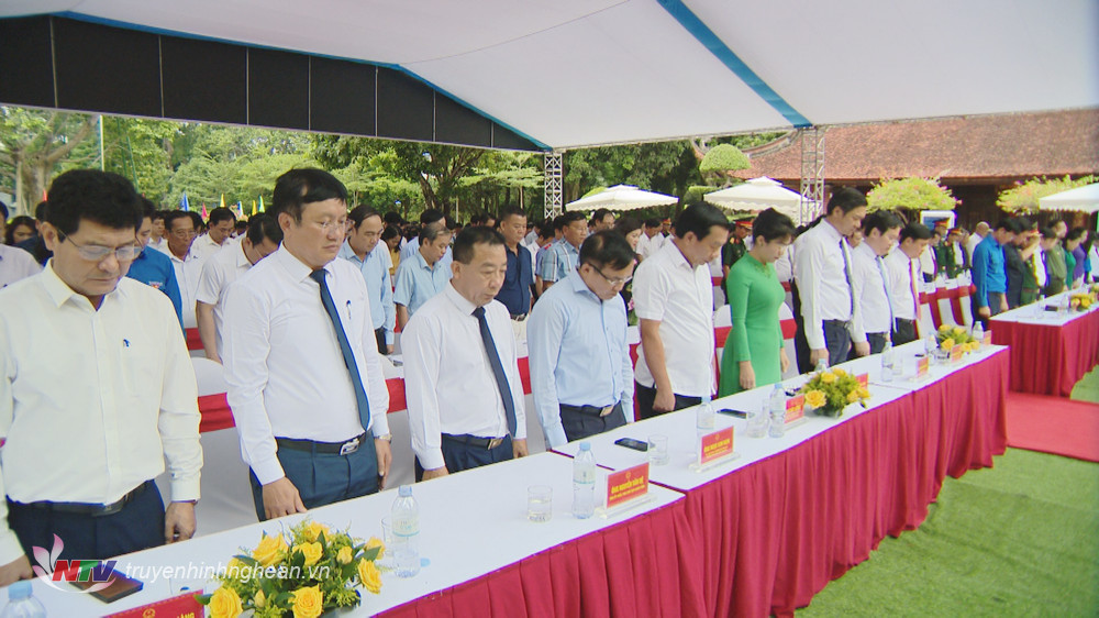 Các đồng chí lãnh đạo tỉnh, Sở, ban ngành, dòng tộc và du khách thập phương tưởng niệm PG88 go Bắn cá Hồ Chí Minh.